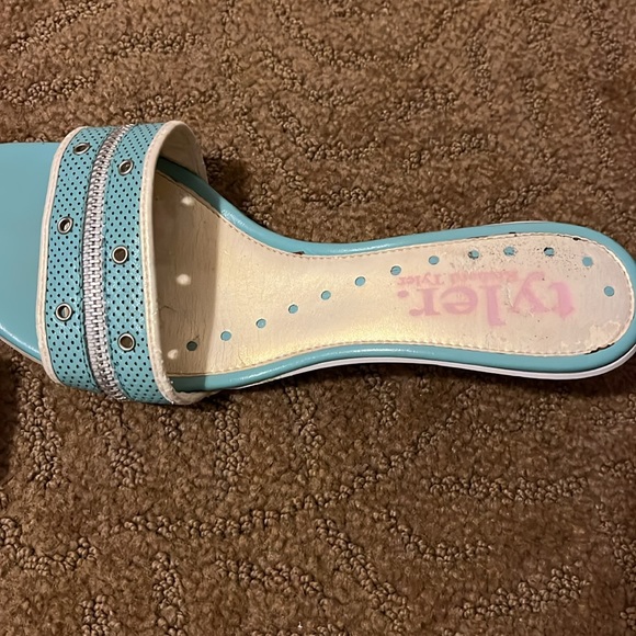 RICHARD TYLER
Kitten Heel Mules pale blue kitten heels - size 38 - Picture 5 of 6